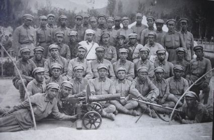 1930гг. Хамид Кадырович Ерзин - пулеметчик (в правом нижнем углу)