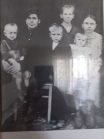 Александр Петрович с семьей.