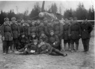 215 шап (6 гшап). 1942. Технический состав 3 авиационной эскадрильи. Авиаторы полка у штурмовика Ил-2.