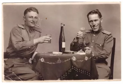 Никандр Андрианович с боевым товарищем. 3 апреля 1945 года. Никандр справа