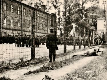 Офлаг 336/Z Калвария. 1941 год. Советские военнопленные и охрана у здания №1. Фотография найдена поисковиком Aleksandr Serebriakov.