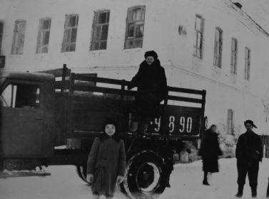 Жители села Большое Алексеевское около здания бывшей бумаготкацкой фабрики Ушакова.