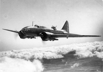 Ил-4 (ДБ-3Ф) советский двухмоторный дальний бомбардировщик, материальная часть 90 дальне - бомбардировочного авиационного полка.