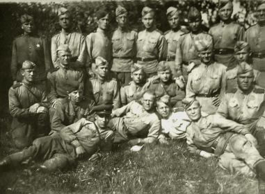 Иван Иванович в нижнем ряду крайний слева.