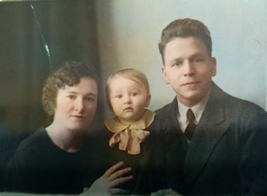 На первом фото он с женой Татьяной и сыном Витенькой ( из сайта ВКОНТАКТЕ Лица ушедшей эпохи 29 окт 2023 )