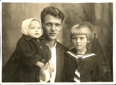 Сергей Родионович с дочерьми Людмилой и Галиной