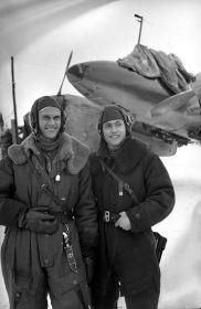 Члены экипажа советского пикирующего бомбардировщика Пе-2: 1. Командир: лётчик мл. лейтенант Салтыков Л. В. (слева); 2. Штурман: лейтенант Михалёв В. М.