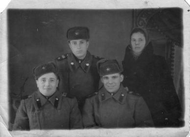 Справа внизу брат Степанов Анатолий Гаврилович с однополчанами и женщиной, может сестра, а может жена