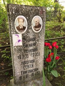 Памятник на захоронение. Троицкое кладбище г. Алексина Тульской области