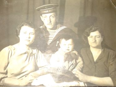 Семья Неизвестных (справа налево): мать Софья, сын Вячеслав, Артур (Арон) Соломонович, жена Анастасия Максимовна.
