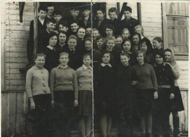 Дочь Капа во втором ряду в центре(светлые волосы) с одноклассниками