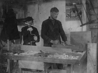справа - Пестов Иван Назарович за рубанком, с каким-то мужчиной слева 13.04.1932