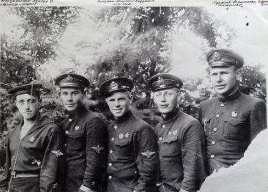 18 омраэ, 119 мрап, ВВС ЧФ: слева направо: 1-й воздушный стрелок - радист: ст. сержант Неизвестный А. С., 3-й командир: лётчик капитан Пичугин М. А., 5-й штурман: капитан Курасов А. И.