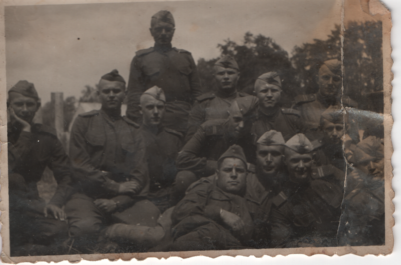 август 1945  В последнем ряду, второй справа Ананьев А.Л.