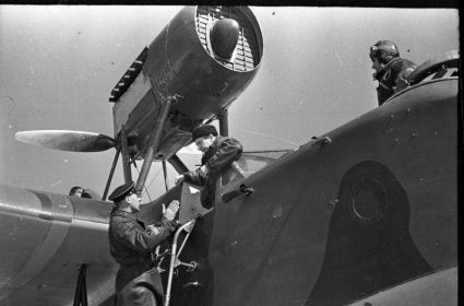 119 мрап. 1942 г. Командир авиационной эскадрильи капитан Виноградов М. Я. дает указания, перед вылетом, командиру экипажа лейтенанту Акимову.