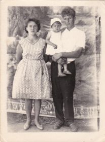 Сын Василий с женой Верой и дочкой Валей(внучкой)
