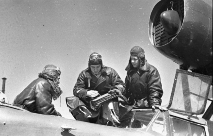 119 мрап. 1942 г. Командир авиационной эскадрильи старший лейтенант Рожков А. Е. объясняет задачу вылета своему экипажу.