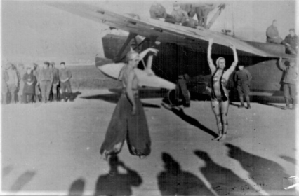 119 мрап. 1943 г. Концерт, на аэродроме полка, бригады артистов Ленинградского театра миниатюр, на фоне МБР-2.