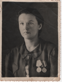 Жена Валентина Яковлевна, медали получены в юном возрасте.