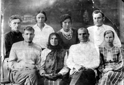 Андрей Алексеевич (первый ряд слева) с мамой Агафьей Аникеевной, братьями и сестрами