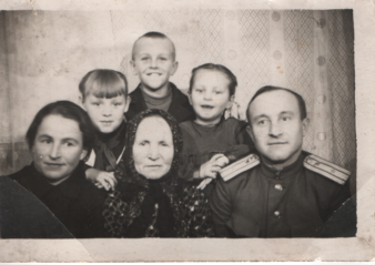 Сестра Мария, мама Александра Алексеевна, брат Дмитрий и его дети Нина,Вячеслав и Лидия(г.Минск)