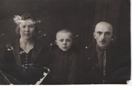 Валерий Константинович в детстве с мамой Людмилой и папой Константином.