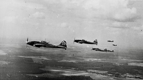 622 шап. 1944. Штурмовики Ил-2 в полете. На вертикальном оперении видны широкие диагональные светлые полосы.