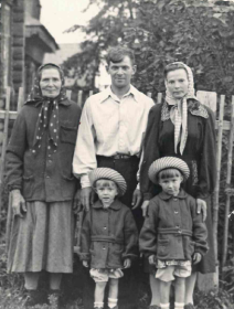 А.Н.Коротков с семьей в д. Нестерово. Ориентировочно 1956 год.