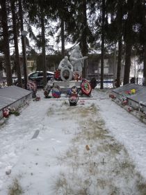 Братская могила воинов, погибших в годы Великой Отечественной войны, в Карелии, Медвежьегорский район, п. Великая Губа Пиндушского пос/Совета.  Место перезахоронения Балакина Федосея Степ.