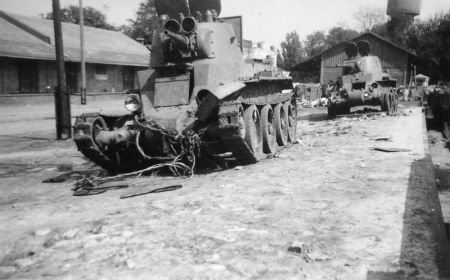 Два лёгких советских танка БТ-7, в т.ч. материальная часть 28 танковой дивизии.
