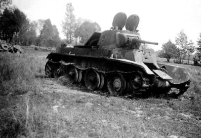 Сгоревший советский легкий танк БТ-7 образца 1937 года, в т.ч. материальная часть 28 танковой дивизии.