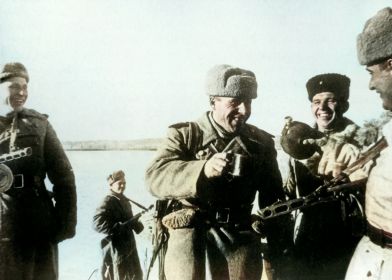 В центре- Герой Советского Союза, командир мостовой роты капитан Кубышко Г.И., справа от него Новиков К.К. Декабрь 1944г. у р.Висла