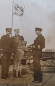 Базаров И.Т. (крайний справа) на подводной лодке