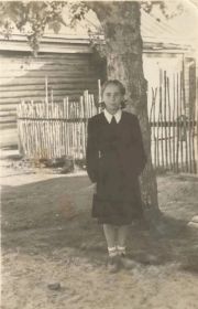 Нина - младшая дочь Шиленкова Ивана Никифоровича - бабушка Максимова Дмитрия.