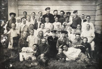 Прадед в кругу семьи на проводах своего сына Алексея Петровича в армию
