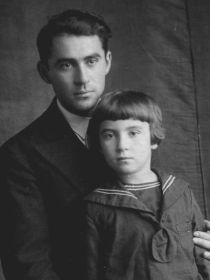 Лейтенант ШЛЯХОВЕЦКИЙ А. С. с дочерью Тамарой (1932 - 1979).