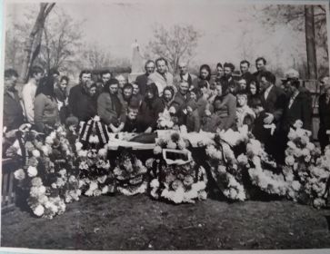 Большая семья Криворотовых прощается с Иваном Кононовичем. Сальск, 1975