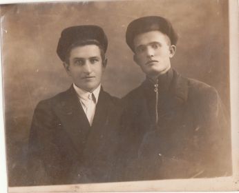 Довоенное фото (Василий слева)