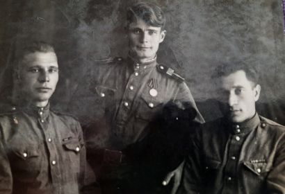 Трое с медалями, Павел Ямщиков справа