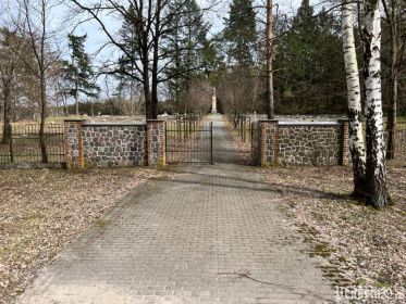 Советское военное кладбище, деревня Глинно. Ворота главного входа и вид на центральную аллею.