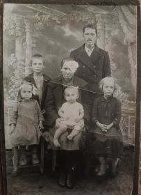 С семьёй (начало 1930-х)