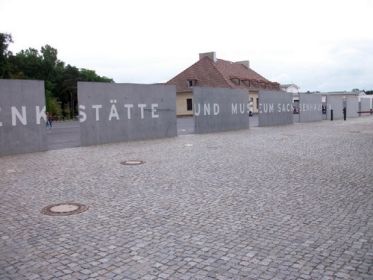 KZ (Konzentrationslager) Заксенхаузен (Sachsenhausen) Ораниенбург (Oranienburg).Стеллы перед входом в Мемориал.