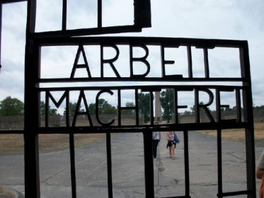KZ (Konzentrationslager) Заксенхаузен (Sachsenhausen) Ораниенбург (Oranienburg). Надпись на воротах “Труд делает свободным".