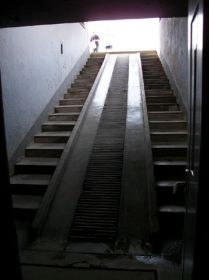 KZ (Konzentrationslager) Заксенхаузен (Sachsenhausen). Лестница, по которой спускали трупы в трупохранилище отделения патологии. Последний путь десятков тысяч заключенных.
