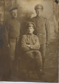 Ф.К. Чурилин в октябре 1916 /стоит справа/.