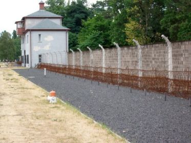 KZ (Konzentrationslager) Заксенхаузен (Sachsenhausen) Ораниенбург (Oranienburg). Ворота лагеря и прилегающая стена.