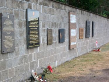 KZ Заксенхаузен (Sachsenhausen). Стена Плача. Перед ней, массовые захоронения узников лагеря. На стене, мемориальные доски от стран, граждане которых погибли в лагере.