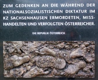KZ (Konzentrationslager) Заксенхаузен (Sachsenhausen) Ораниенбург (Oranienburg). Мемориальная доска, на Стене Плача, от АВСТРИЙСКОЙ РЕСПУБЛИКИ, в память граждан страны, погибших в лагере.