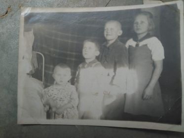 Дети Ермакова Александра Ивановича - Альбина, Лидия, Игорь, Клара (слева направо)