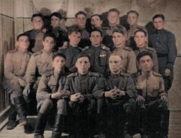 Групповое фото солдат. Михаил Ефимович справа вверху.